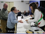 La Maestra Giovanna Lotti Billeri riceve la pergamena dal vicesindaco di Fucecchio